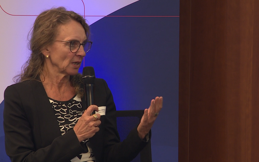 Dr. Christine Lötters, stellvertretend für die Kunststoff Initiative BonnRhein-Sieg, in einer Diskussion beim Industrieforum 2022 in Berlin