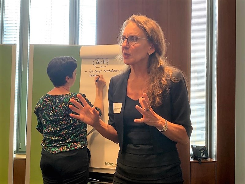 Dr. Christine Lötters stellt die Aktivitäten der Kunststoff-Initiative Bonn-Rhein-Sieg in Berlin vor