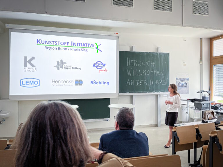 Veranstaltung der Kunststoff-Initiative an der H-BRS, moderiert von Christine Lötters (Foto Torsten Spiller, Hennecke GmbH)